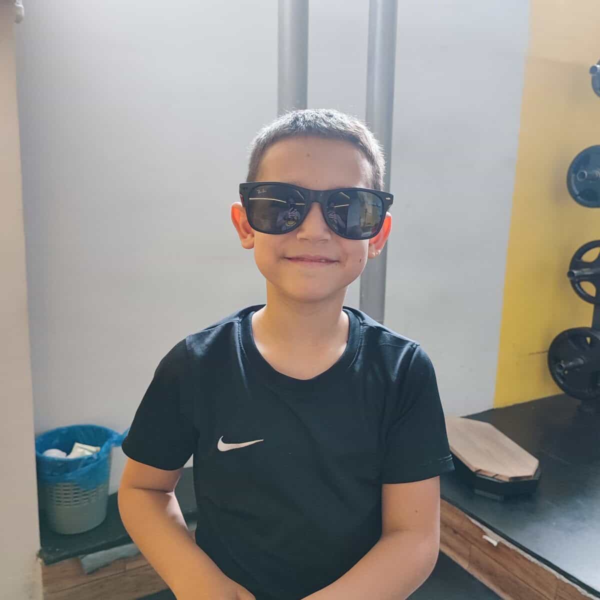 Dete na treningu uz nadzor trenera u studiju Workout Team