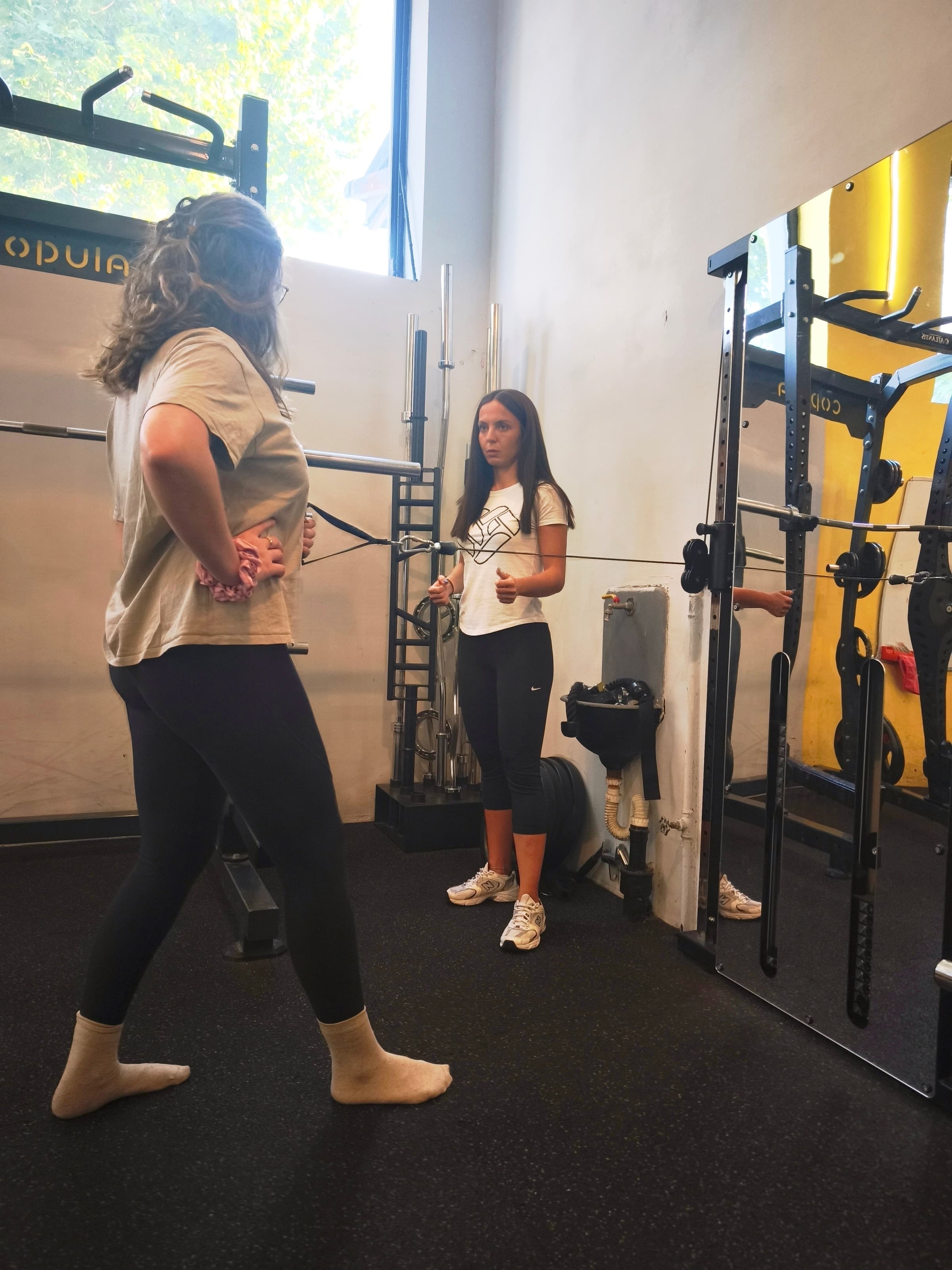 Trenerka Danica Knežević sa vežbačicom na treningu u studiju Workout Team